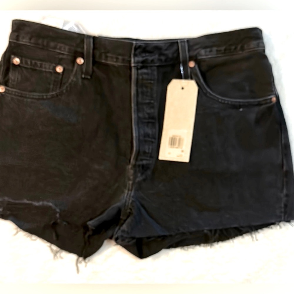 Levi 501 shorts size 33. Brand new, never worn, tags still intact. Button fly🖤